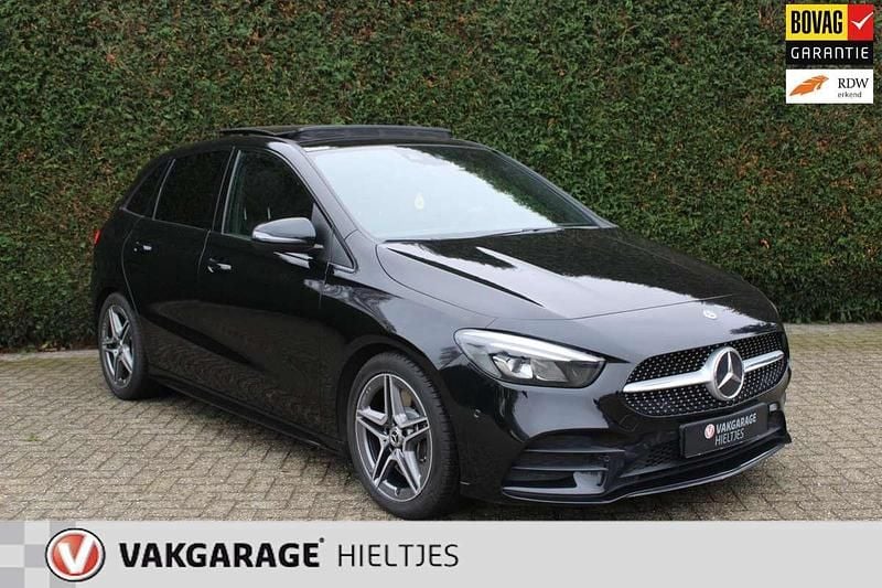 Zwart (metallic) Gebruikt 2020 Mercedes B250 Premium Plus MPV | € 26.950 (Goede deal) - Afbeelding 1/4