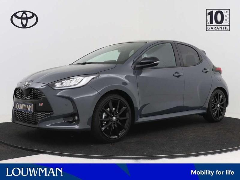 Grijs Nieuw 2025 Toyota Yaris Hybrid Sport Hatchback | € 38.644 (Duur) - Afbeelding 1/3