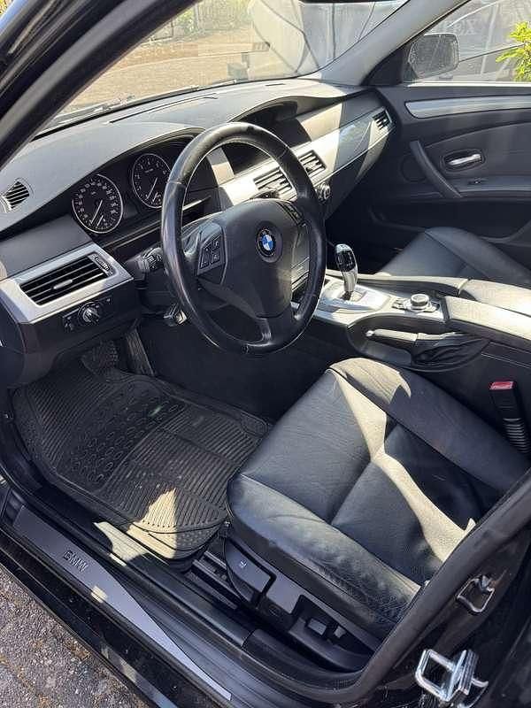 Zwart Gebruikt 2009 BMW 530 Stationwagen | € 11.750 - Afbeelding 1/4