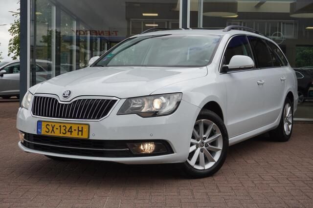 Wit Gebruikt 2014 Skoda Superb Stationwagen | € 7.950 - Afbeelding 1/4