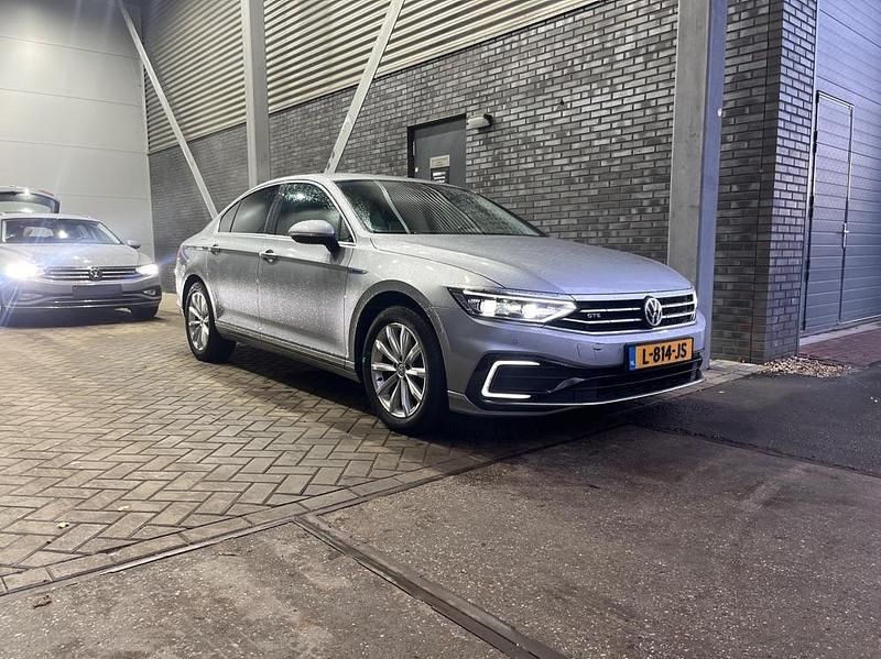 Grijs Gebruikt 2020 VW Passat Business Sedan | € 20.400 (Eerlijke prijs) - Afbeelding 1/1