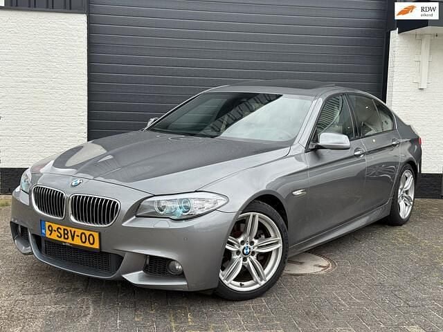 Grijs Gebruikt 2013 BMW 520 M Sport Sedan | € 13.495 (Eerlijke prijs) - Afbeelding 1/4