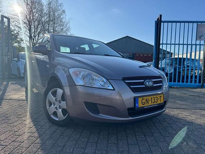 Occasion Kia Ceed 109 PK (80 kW) 2009 Geel (metallic) Hatchback