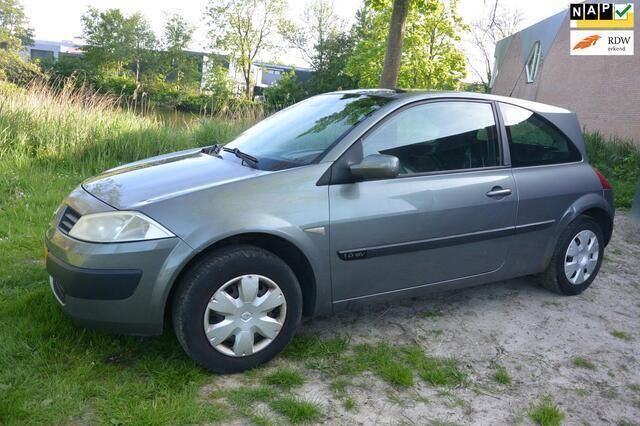 Grijs Gebruikt 2005 Renault Mégane II Expression Hatchback | € 1.250 (Eerlijke prijs) - Afbeelding 1/4