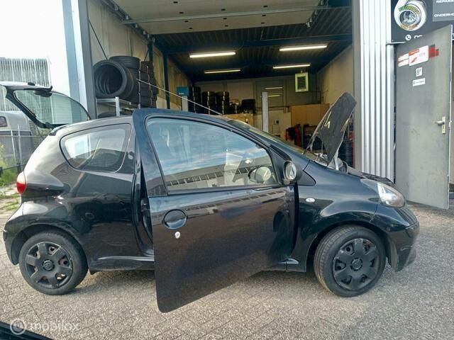 Zwart Gebruikt 2007 Toyota Aygo Hatchback | € 1.350 (Eerlijke prijs) - Afbeelding 1/4