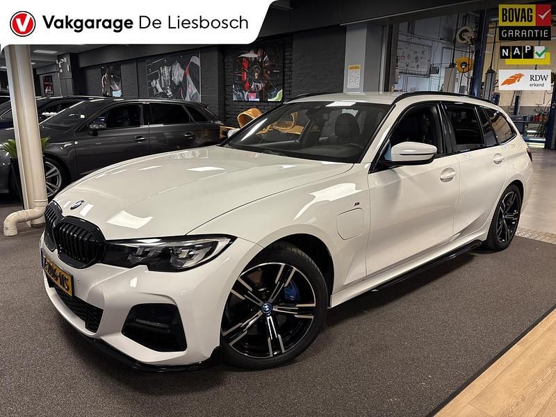 Wit Occasion 2021 BMW 330e Executive Stationwagen | € 29.949 (Eerlijke prijs) - Afbeelding 1/4
