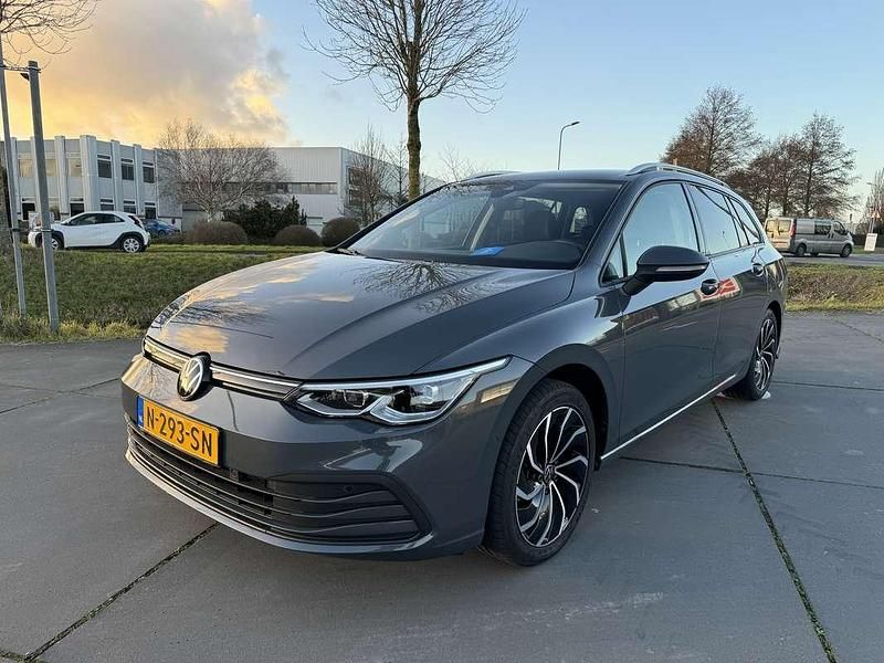 Grijs Gebruikt 2021 VW Golf VIII Life Stationwagen | € 22.250 (Eerlijke prijs) - Afbeelding 1/4