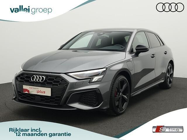 Grijs Gebruikt 2024 Audi A3 Sportback Competition Hatchback | € 39.900 (Eerlijke prijs) - Afbeelding 1/4