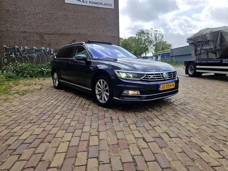 Blauw Occasion 2016 VW Passat R-line Stationwagen | € 8.750 - Afbeelding 1/4