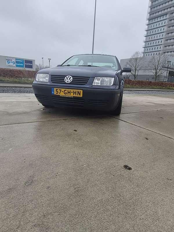 Blauw Gebruikt 2000 VW Bora Trendline Sedan | € 1.800 (Eerlijke prijs) - Afbeelding 1/4