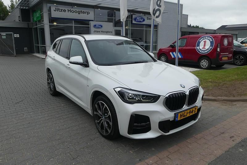 Wit Occasion 2022 BMW X1 Executive SUV | € 36.895 (Iets duurder) - Afbeelding 1/4