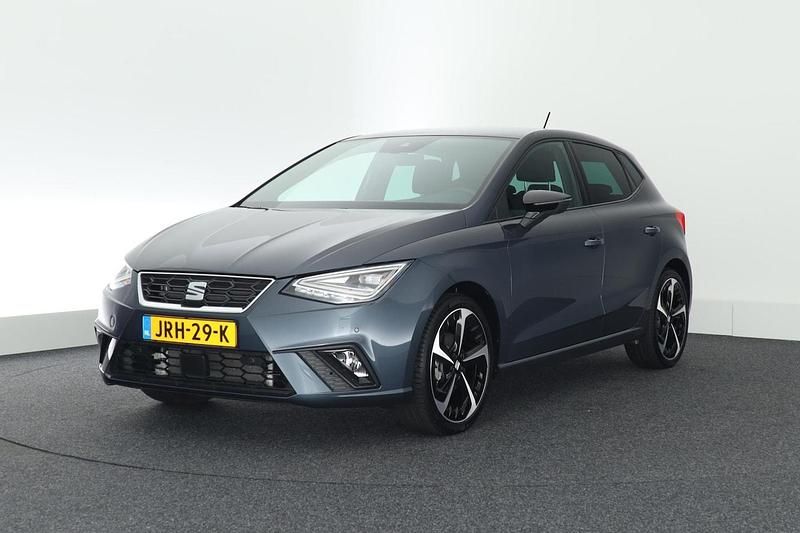 Grijs (metallic) Occasion 2025 Seat Ibiza FR Hatchback | € 27.449 (Duur) - Afbeelding 1/4