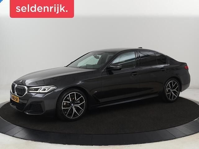 Grijs Gebruikt 2021 BMW 520 M Sport Sedan | € 34.900 (Eerlijke prijs) - Afbeelding 1/4