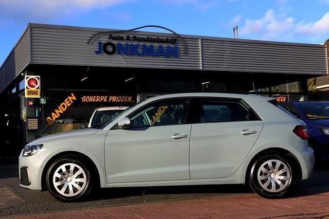 Grijs Gebruikt 2023 Audi A1 Proline Hatchback | € 25.850 (Eerlijke prijs) - Afbeelding 1/4