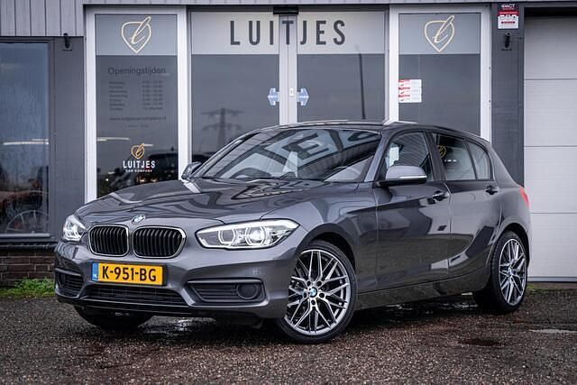 Grijs Gebruikt 2018 BMW 118 Executive Hatchback | € 15.400 (Goede deal) - Afbeelding 1/4