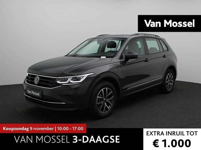 Grijs Gebruikt 2022 VW Tiguan Life SUV | € 34.400 (Goede deal) - Afbeelding 1/4