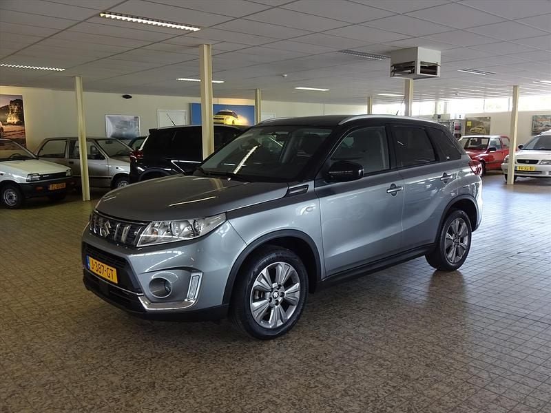 Grijs Gebruikt 2020 Suzuki Vitara SUV | € 18.950 (Eerlijke prijs) - Afbeelding 1/4