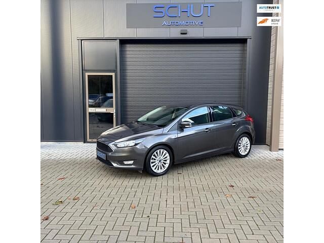 Grijs Gebruikt 2015 Ford Focus Sedan | € 6.950 (Eerlijke prijs) - Afbeelding 1/4
