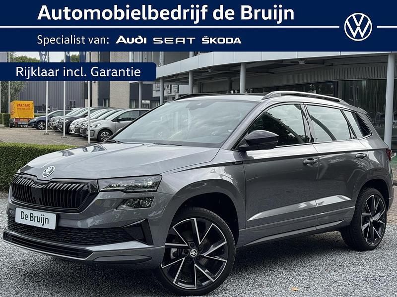Grijs, metallic lak Occasion 2025 Skoda Karoq SportLine SUV | € 39.950 (Eerlijke prijs) - Afbeelding 1/4