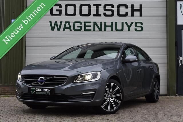 Grijs Gebruikt 2018 Volvo S60 Dynamic Sedan | € 17.400 (Eerlijke prijs) - Afbeelding 1/4