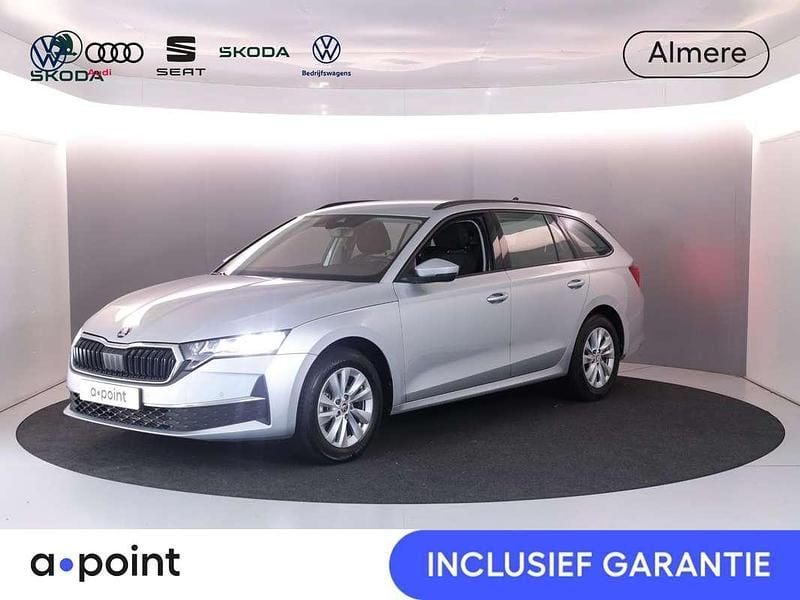 Grijs, metallic lak Gebruikt 2024 Skoda Octavia Stationwagen | € 27.849 (Goede deal) - Afbeelding 1/3