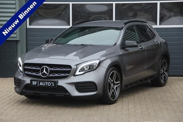 Grijs (metallic) Occasion 2019 Mercedes GLA200 AMG line SUV | € 26.800 (Iets duurder) - Afbeelding 1/4