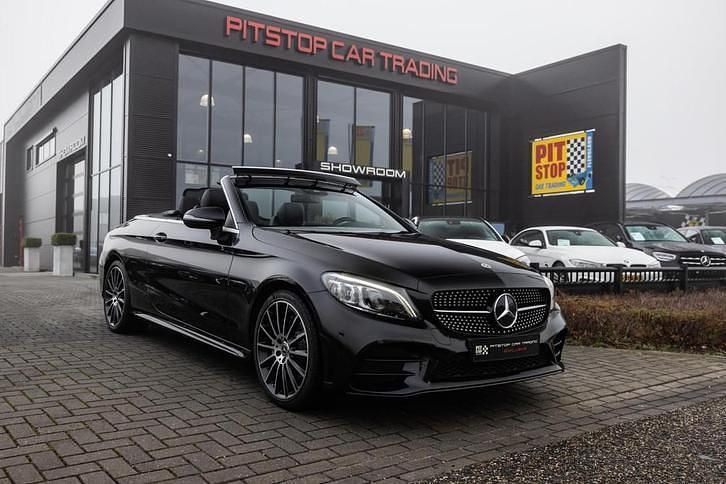 Zwart (metallic) Occasion 2019 Mercedes C200 AMG Cabriolet | € 34.950 (Iets duurder) - Afbeelding 1/4