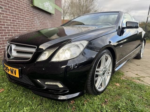 Zwart (metallic) Gebruikt 2010 Mercedes E220 Cabriolet | € 11.995 (Eerlijke prijs) - Afbeelding 1/4