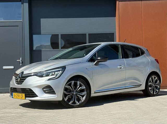 Grijs, metallic lak Gebruikt 2021 Renault Clio V Intens Hatchback | € 13.750 (Eerlijke prijs) - Afbeelding 1/4