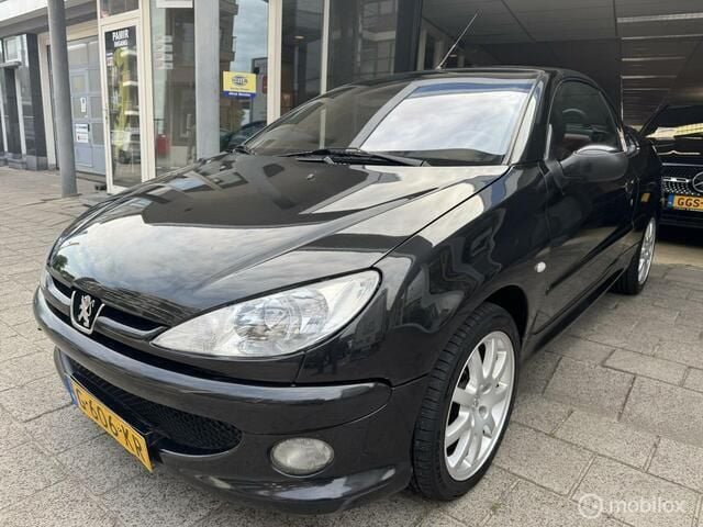 Zwart Occasion 2004 Peugeot 206 CC Cabriolet | € 1.950 (Eerlijke prijs) - Afbeelding 1/4