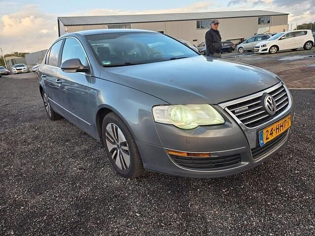 Grijs Gebruikt 2009 VW Passat Business Sedan | € 2.300 (Goede deal) - Afbeelding 1/4