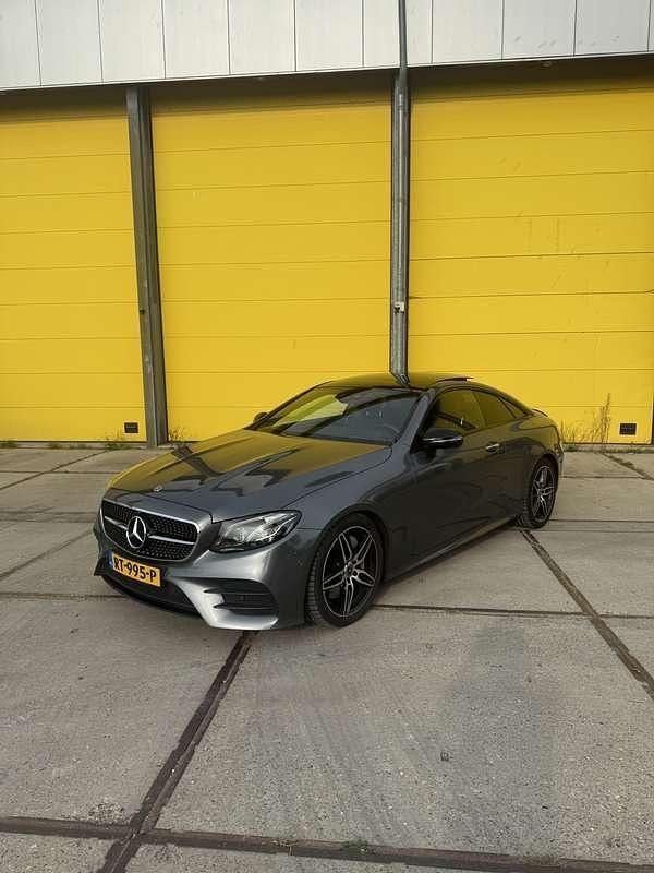 Grijs Gebruikt 2018 Mercedes E300 Premium Plus Coupé | € 34.500 (Eerlijke prijs) - Afbeelding 1/4