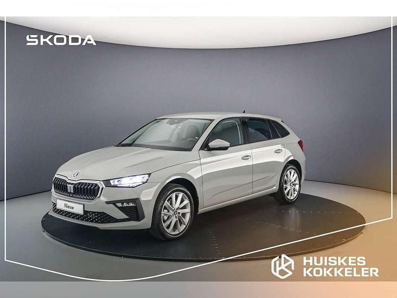 Steel grey Nieuw 2025 Skoda Scala Selection Hatchback | € 33.038 (Iets duurder) - Afbeelding 1/4