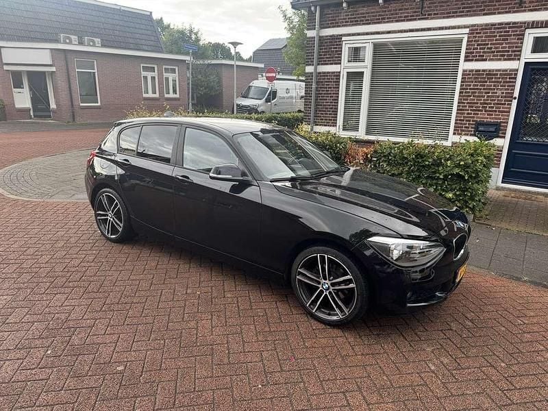 Zwart Gebruikt 2012 BMW 114 Hatchback | € 8.250 (Eerlijke prijs) - Afbeelding 1/4