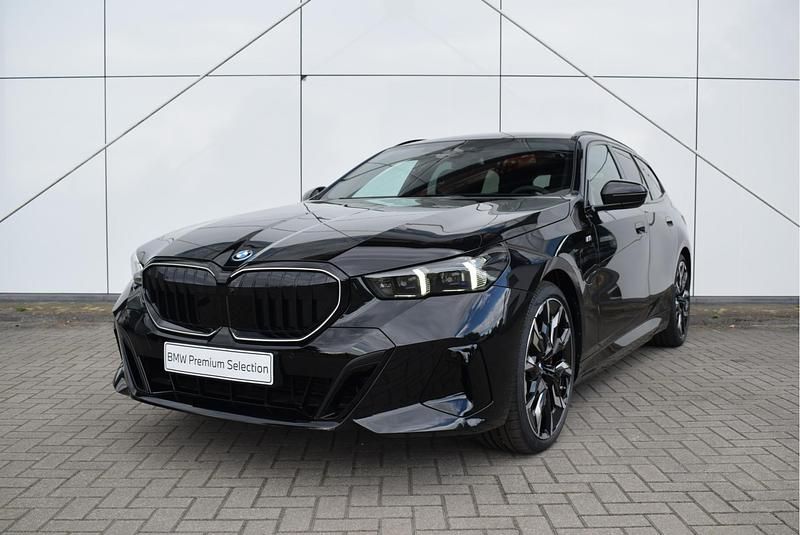 Zwart Nieuw 2025 BMW 550e Comfort Edition Stationwagen | € 110.671 (Eerlijke prijs) - Afbeelding 1/4