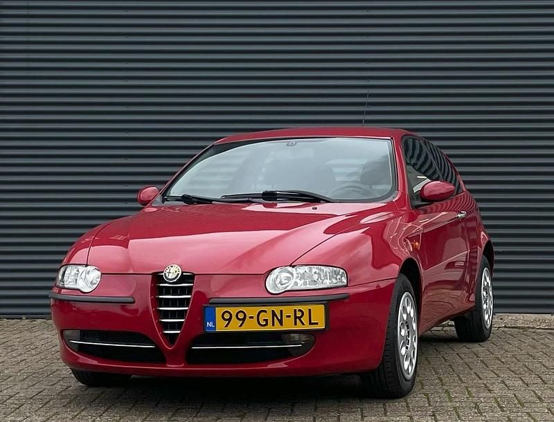 Rood Gebruikt 2001 Alfa Romeo 147 Hatchback | € 3.950 - Afbeelding 1/4