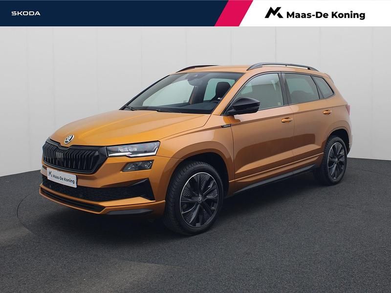 Oranje Occasion 2025 Skoda Karoq SportLine SUV | € 39.740 (Eerlijke prijs) - Afbeelding 1/4