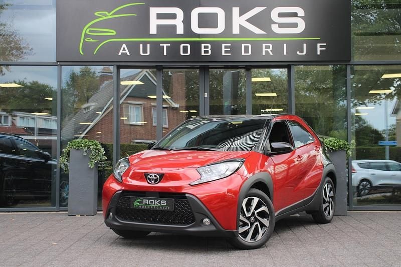 Rood Gebruikt 2025 Toyota Aygo X Pulse SUV | € 19.950 - Afbeelding 1/4