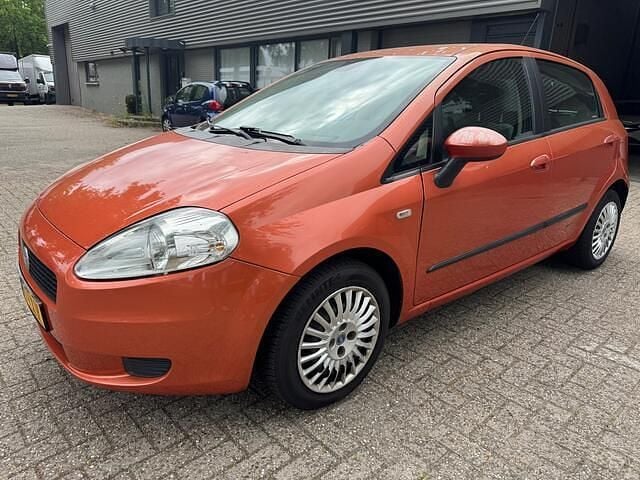 Oranje, metallic lak Gebruikt 2007 Fiat Grande Punto Dynamic Hatchback | € 900 (Eerlijke prijs) - Afbeelding 1/4