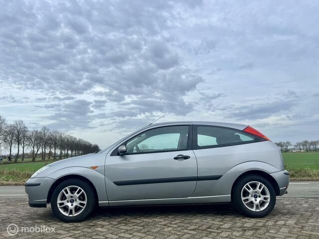 Occasion Ford Focus Collection 101 PK (74 kW) 2004 Grijs Hatchback