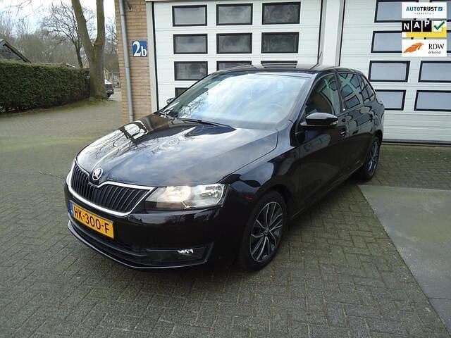 Zwart (metallic) Gebruikt 2015 Skoda Rapid Hatchback | € 11.950 (Eerlijke prijs) - Afbeelding 1/4