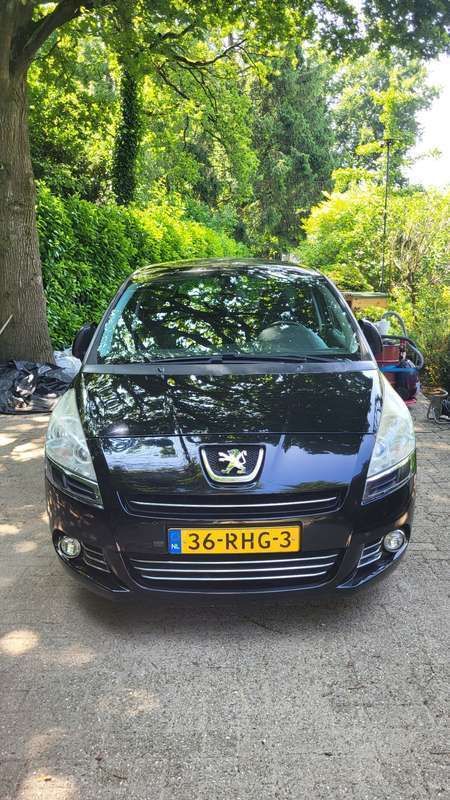 Zwart Gebruikt 2011 Peugeot 5008 MPV | € 3.500 (Eerlijke prijs) - Afbeelding 1/4