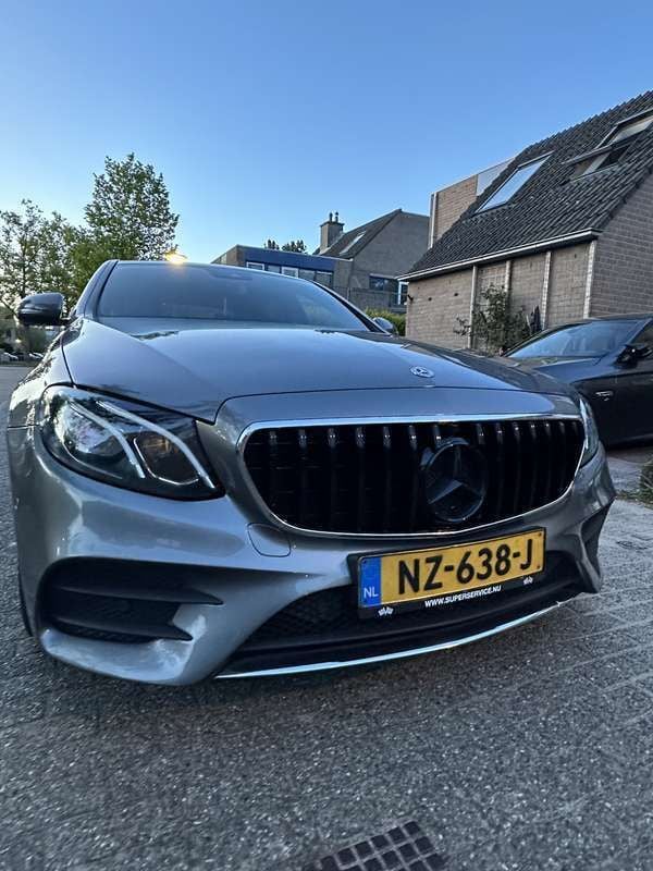 Grijs Gebruikt 2017 Mercedes E200 Business Sedan | € 28.000 (Duur) - Afbeelding 1/4
