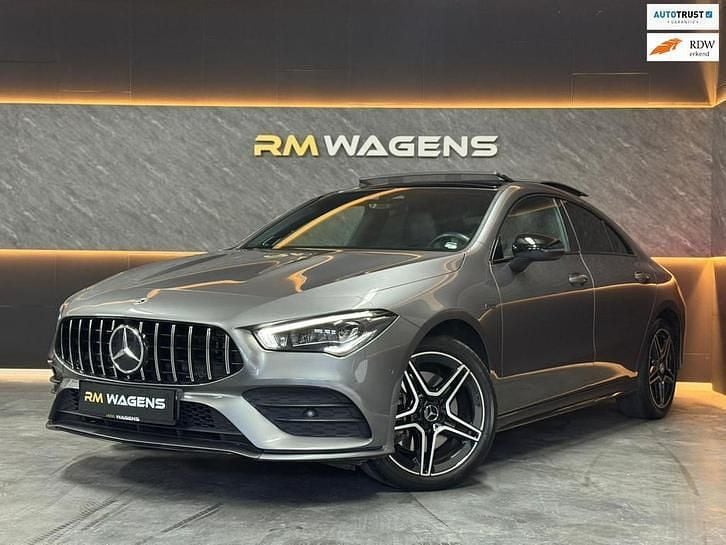 Grijs Occasion 2021 Mercedes CLA250e AMG line Sedan | € 34.950 (Eerlijke prijs) - Afbeelding 1/4