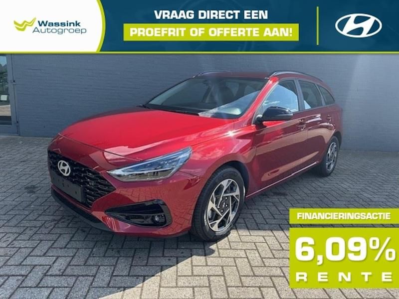 Rood (metallic) Nieuw 2025 Hyundai i30 Comfort Stationwagen | € 31.900 (Eerlijke prijs) - Afbeelding 1/4