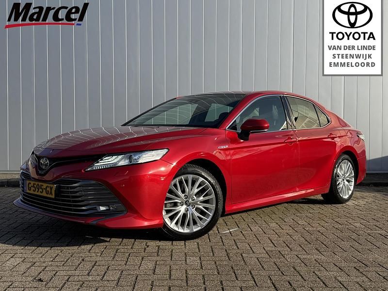 Rood (metallic) Gebruikt 2019 Toyota Camry Executive Sedan | € 26.900 (Eerlijke prijs) - Afbeelding 1/4