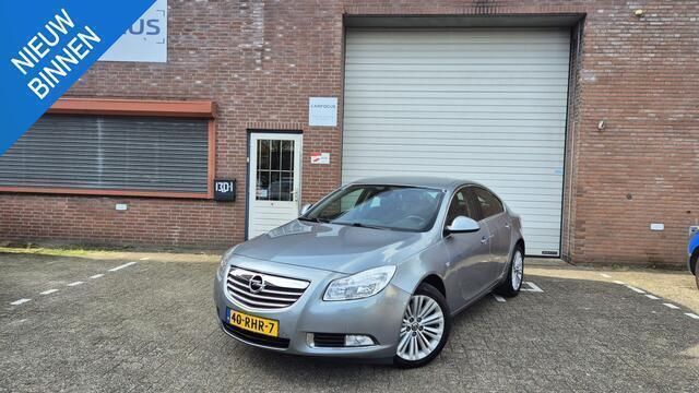 Grijs Gebruikt 2011 Opel Insignia Edition Hatchback | € 6.299 (Eerlijke prijs) - Afbeelding 1/4