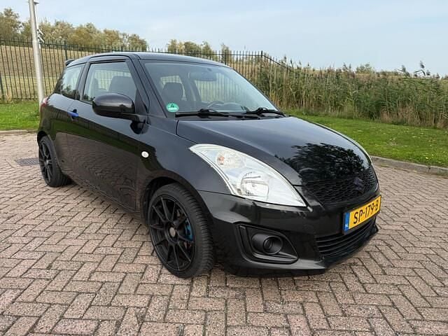 Zwart Gebruikt 2014 Suzuki Swift Exclusive Hatchback | € 3.950 (Goede deal) - Afbeelding 1/4