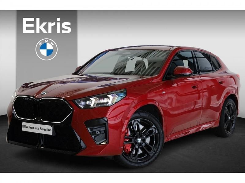 Rood (metallic) Gebruikt 2024 BMW X2 M Sport SUV | € 48.900 (Super prijs) - Afbeelding 1/4