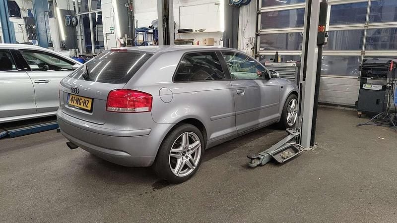 Zilver Gebruikt 2003 Audi A3 Ambition Hatchback | € 1.750 (Eerlijke prijs) - Afbeelding 1/2